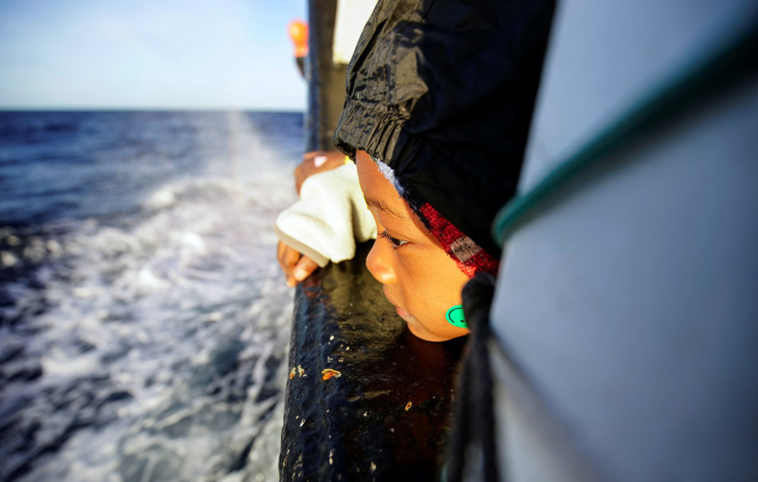 Пятилетняя Фатима на борту спасательного судна испанской неправительственной организации Open Arms в Средиземном море