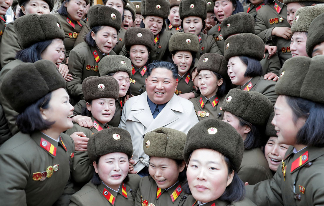 Северокорейский лидер Ким Чен Ын поприветствовал женскую армию, состоящую из 5492 военнослужащих