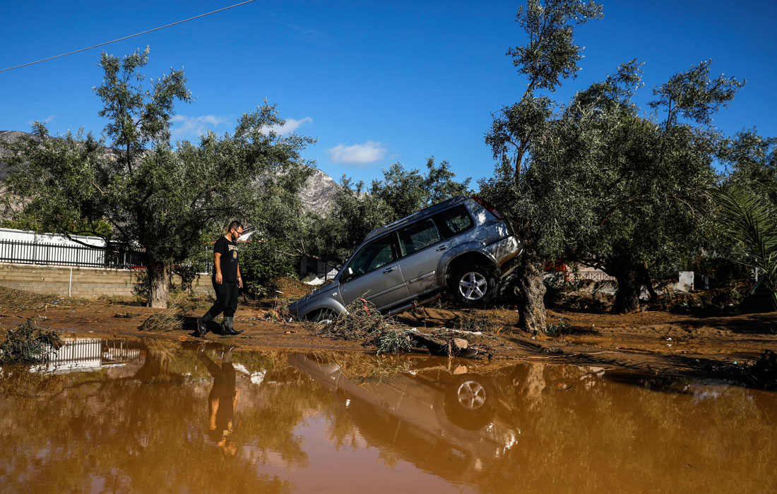 Шторм "Гирионис" обрушился на Грецию на выходных и привел к хаосу в городах по всей стране. Два человека погибли и сотни домов затоплены после ночной бури, которая затронула районы к западу от Афин.