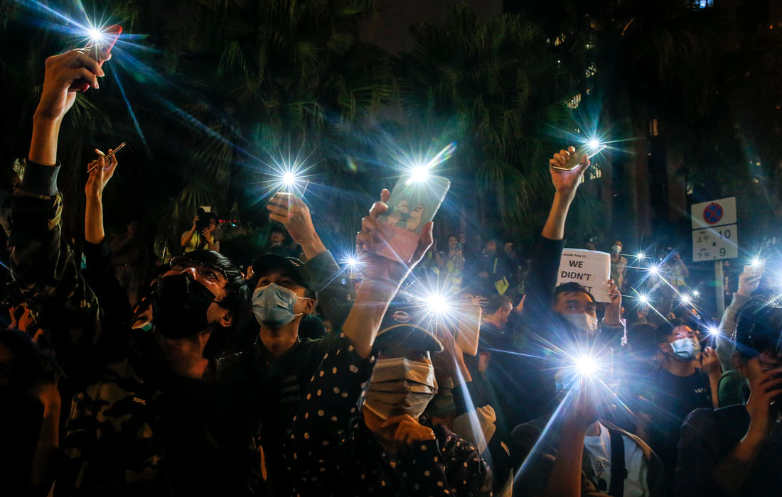 В воскресенье в Гонконге кандидаты от Демократической партии одержали убедительную победу на выборах в окружной совет с рекордной явкой избирателей. Часть протестующих все еще прячутся в Политехническом университете, находящимся там грозит до 10 лет тюремного заключения.