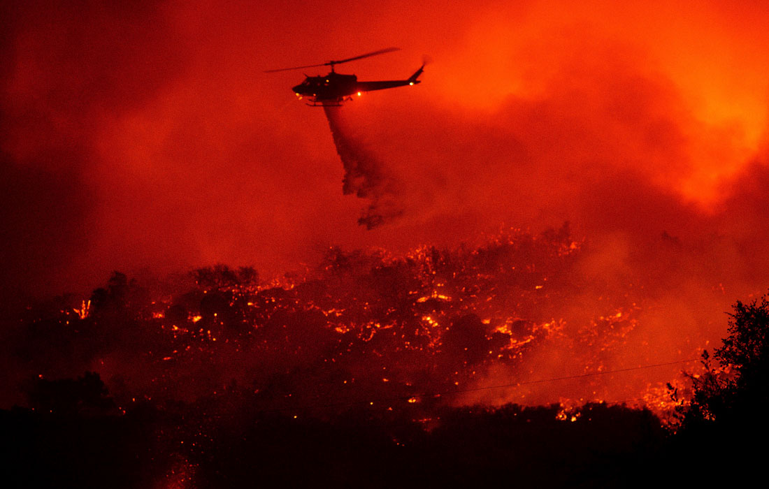 Сильные пожары охватили холмы над калифорнийским городом Санта-Барбара. Спасатели срочно эвакуировали местных жителей. Пожар уже уничтожил более 3000 гектаров леса.