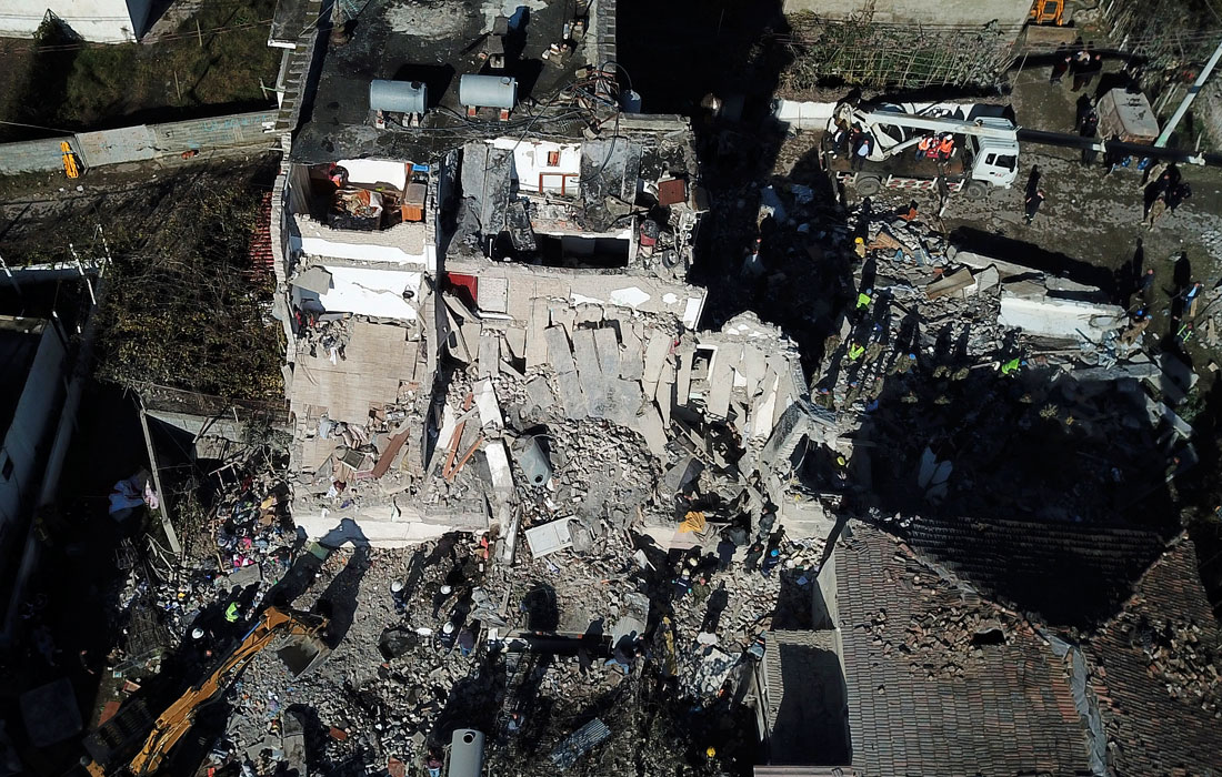 В Албании в ночь на вторник произошло землетрясение магнитудой 6,4. Около 20 человек стали жертвами стихии, еще 600 пострадали.