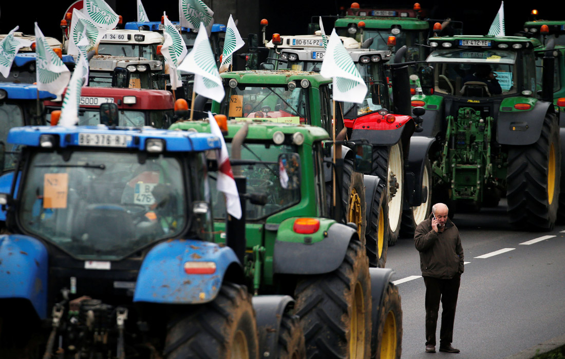 Около тысячи тракторов выстроились вдоль центральных автомагистралей, ведущих в Париж, частично блокировав въезд автотранспорта в столицу. Фермеры протестуют против мер, которые, по их мнению, сильно бьют по сельхозпроизводителям Франции. В частности, речь идет о заключенных международных соглашениях по торговле, директивах, вносящих ограничения в их работу в стране, возрастающей конкуренции со стороны иностранных производителей.