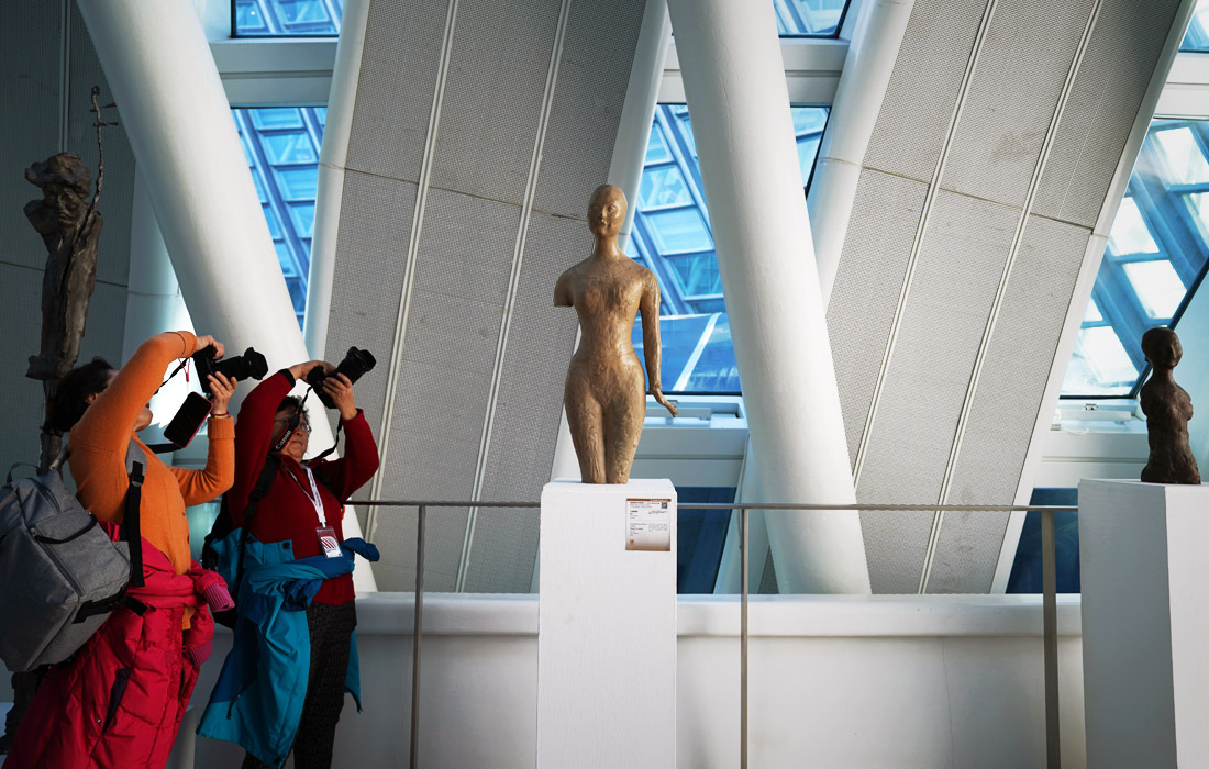 Выставка скульптур "Диалог вне времени и пространства" открылась в медиа-центре "Феникс" в Пекине