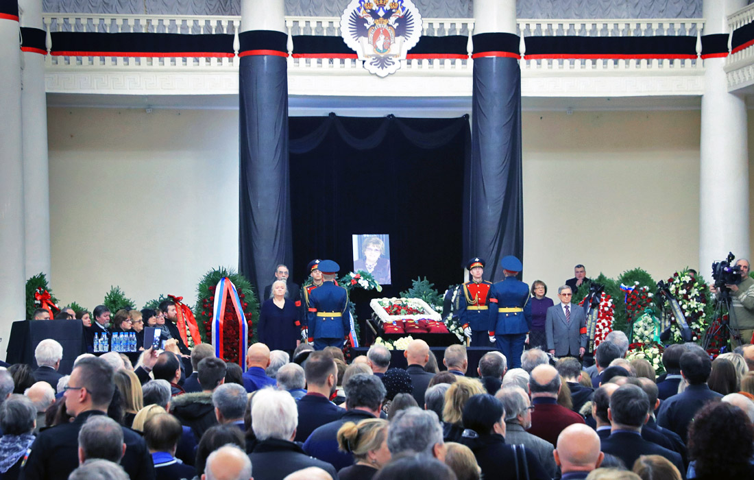 Очередь из желающих проститься с Людмилой Вербицкой