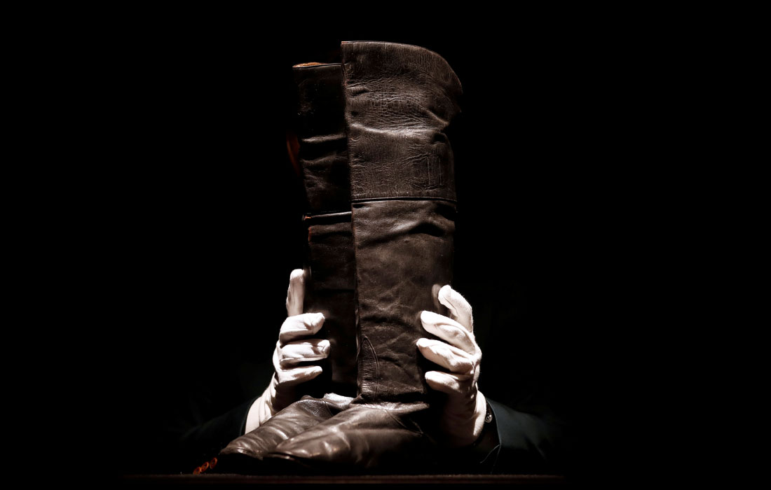 Одну из последних пар сапог Наполеона, которые он, возможно, носил во время изгнания на Святую Елену, выставили в аукционном доме Drouot в Париже