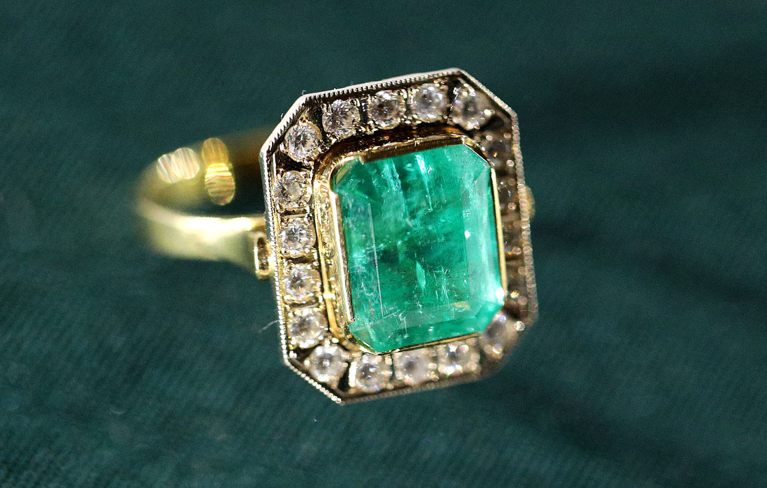 Золотое кольцо с изумрудом и бриллиантами представлено на выставке "Драгоценности Людмилы Зыкиной" к 90-летию со дня рождения певицы в Историческом музее