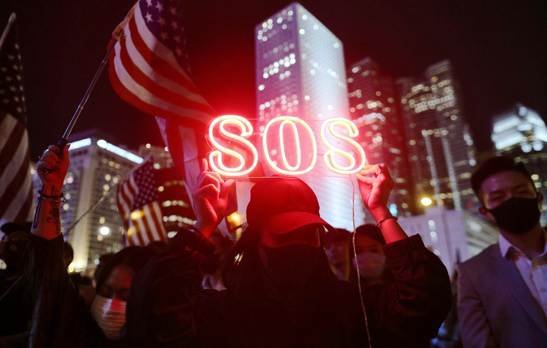 Протестующие присоединились к акции, приуроченной ко Дню благодарения, после принятия в США закона о правах человека в Гонконге