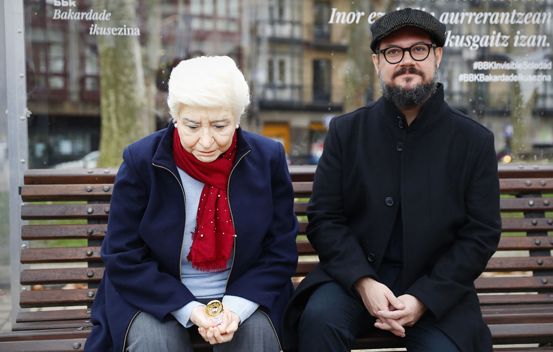 Мексиканский художник Рубен Ороско позирует рядом со своей гиперреалистичной куклой "Мерседес" в Бильбао. Цель его работы - привлечь внимание к проблеме одиночества среди пожилых людей.