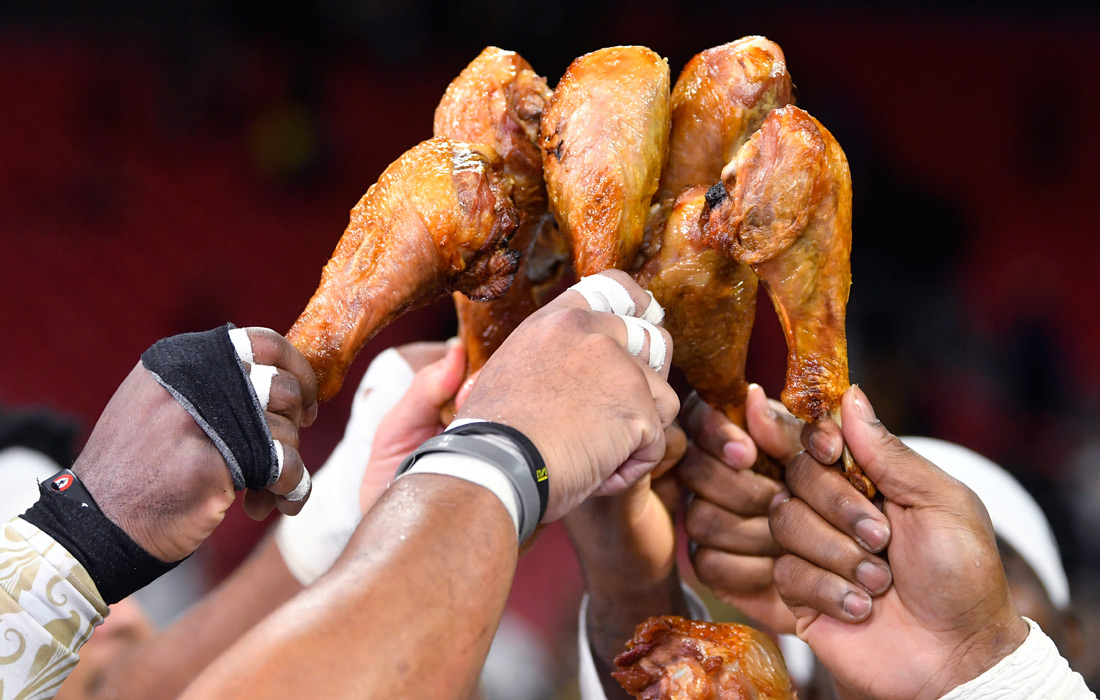 Игроки клуба по американскому футболу New Orleans Saints отпраздновали победу над Atlanta Falcons