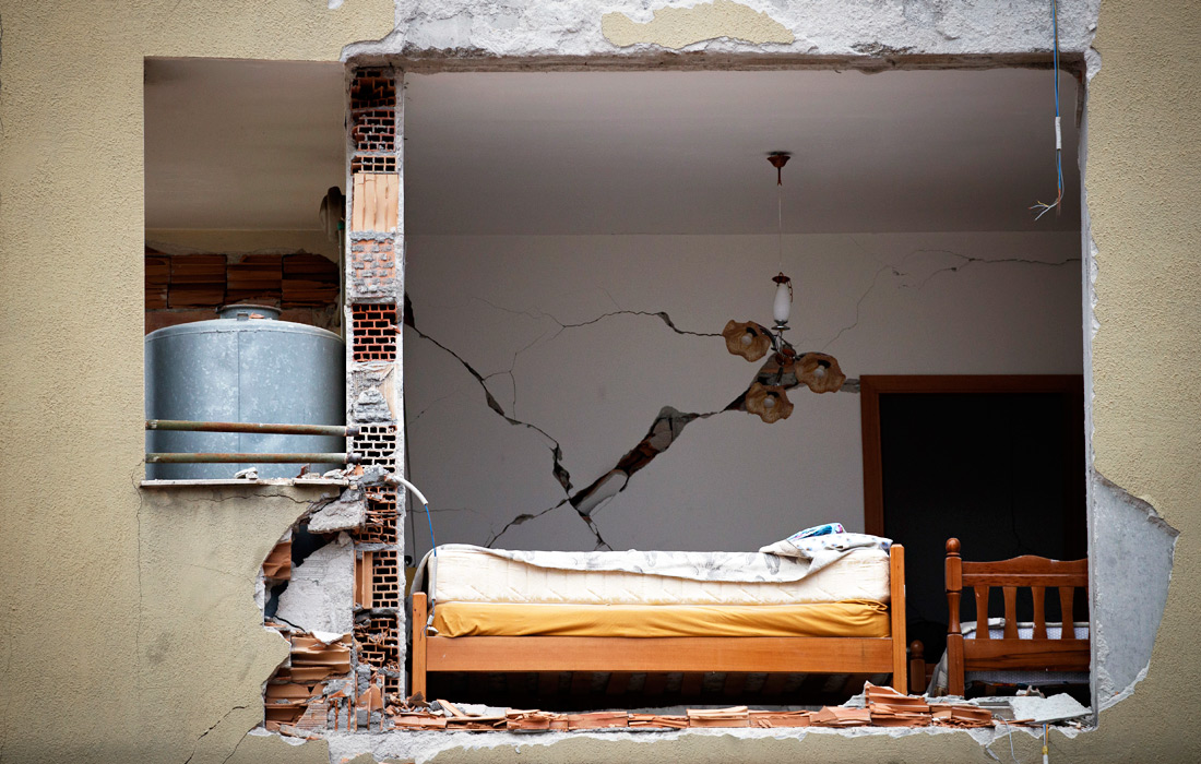 Число жертв разрушительного землетрясения в Албании возросло до 49 человек, спасательные операции постепенно завершаются. Тысячи жителей Албании остались без крова: их дома разрушены.