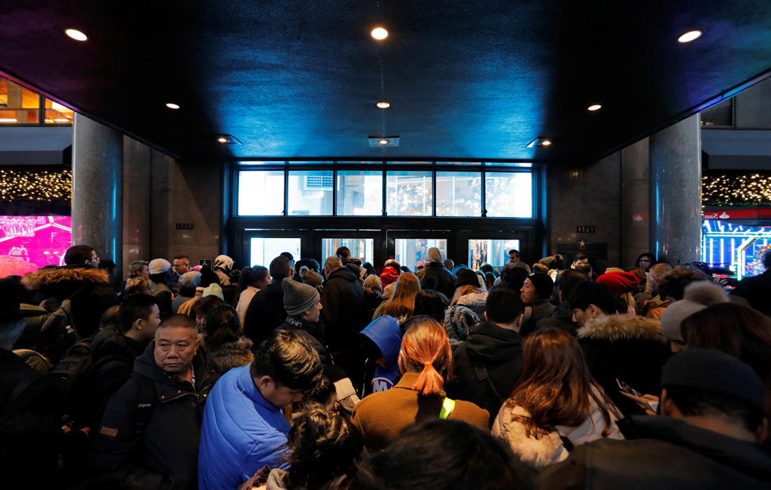 Жители Нью-Йорка перед магазином Macy's в ожидании начала распродаж