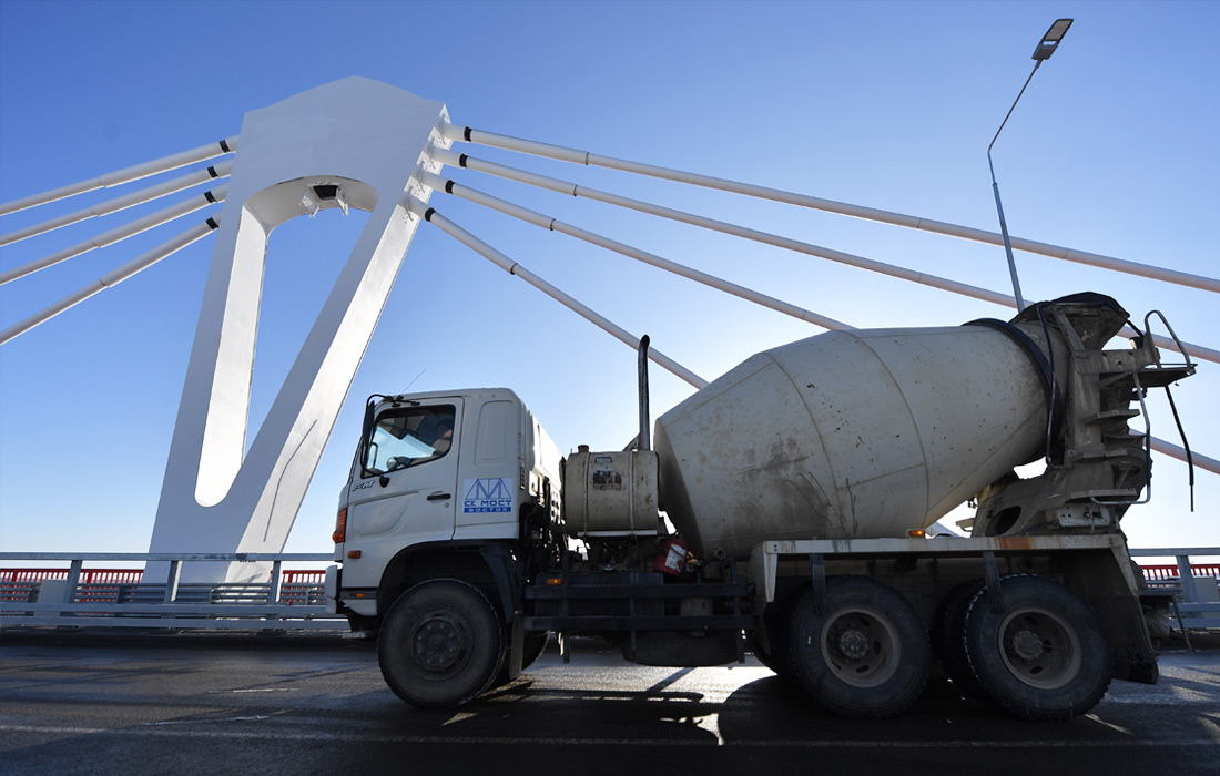 Соглашение между правительствами РФ и КНР о международном автомобильном переходе Благовещенск-Хэйхэ было подписано четверть века назад. Большие планы из-за отсутствия финансирования были приостановлены на этапе бурения изыскательских скважин. К соглашению вернулись только через 20 лет, строительство моста через Амур началось 18 декабря 2016 года.