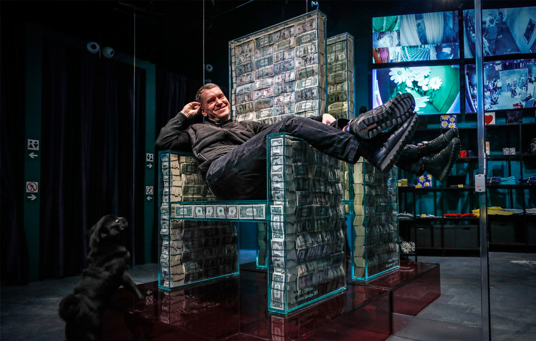 Стеклянный трон, наполненный миллионом долларов, представили в Art Residence в Москве. Необычный арт-объект создал российский художник Алексеей Сергиенко.