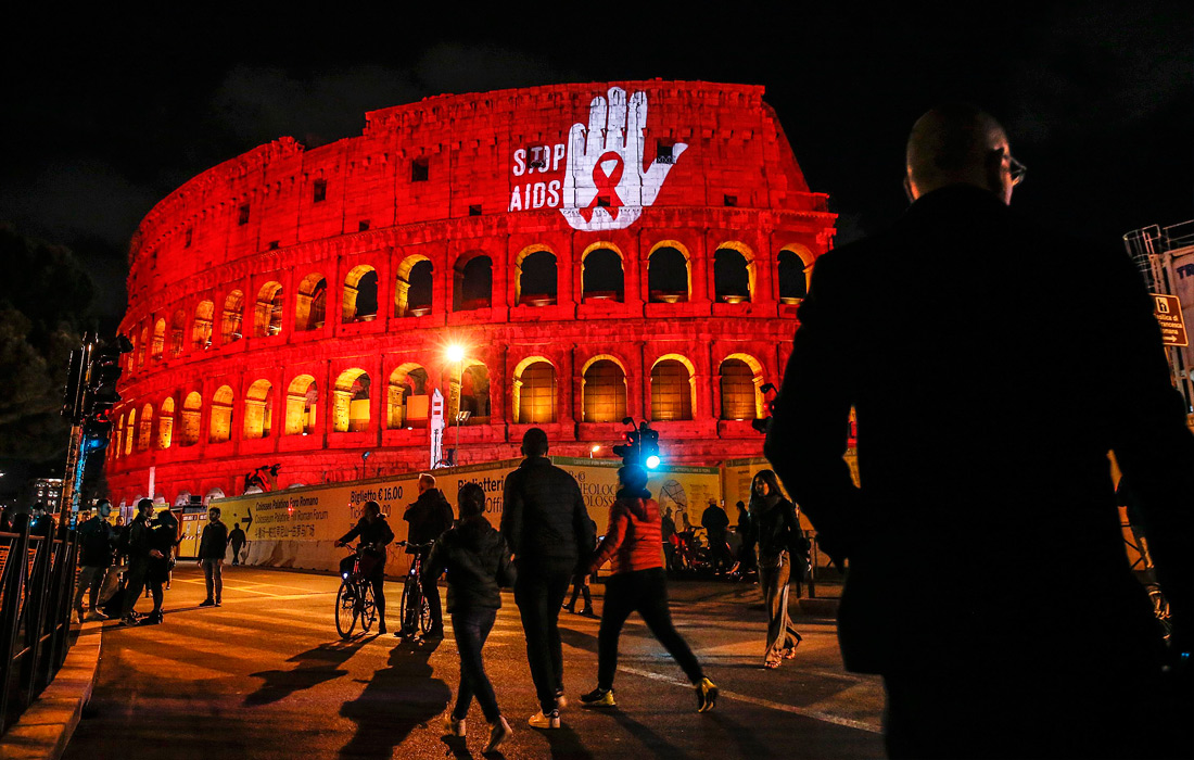 Колизей в Риме осветили красными прожекторами в рамках Всемирного дня борьбы со СПИДом