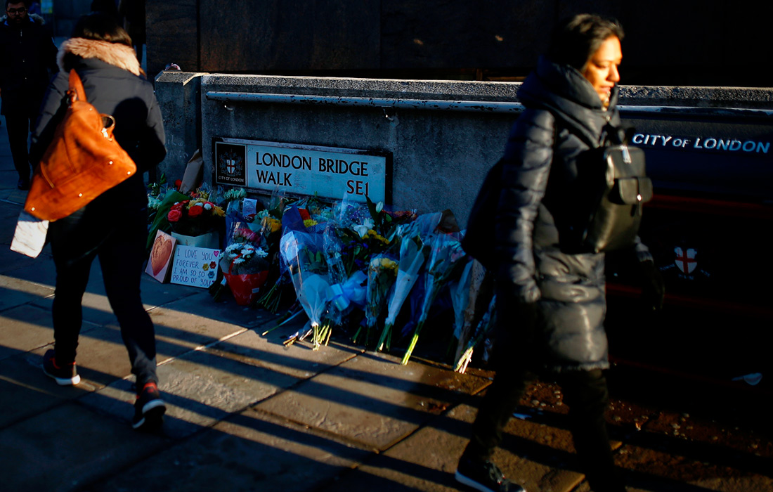 Жители столицы Великобритании несут цветы к Лондонскому мосту, где накануне был совершен теракт. 29 ноября в центре Лондона сотрудники полиции застрелили вооруженного ножом мужчину, напавшего на прохожих. Он успел убить двух человек и ранить еще пятерых.