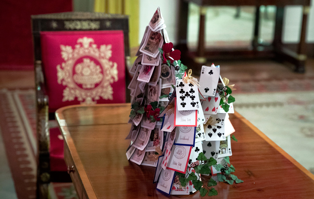 Белый дом в Вашингтоне украсили к Рождеству. Традиционно за праздничный дизайн резиденции президента отвечает первая леди США Мелания Трамп.