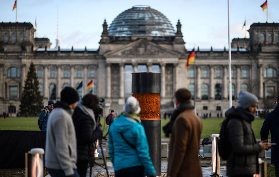 Художники из "Центра политической красоты" установили перед берлинским Рейхстагом монумент "колонна сопротивления", который состоит из пепла и остатков костей людей, погибших в концлагерях