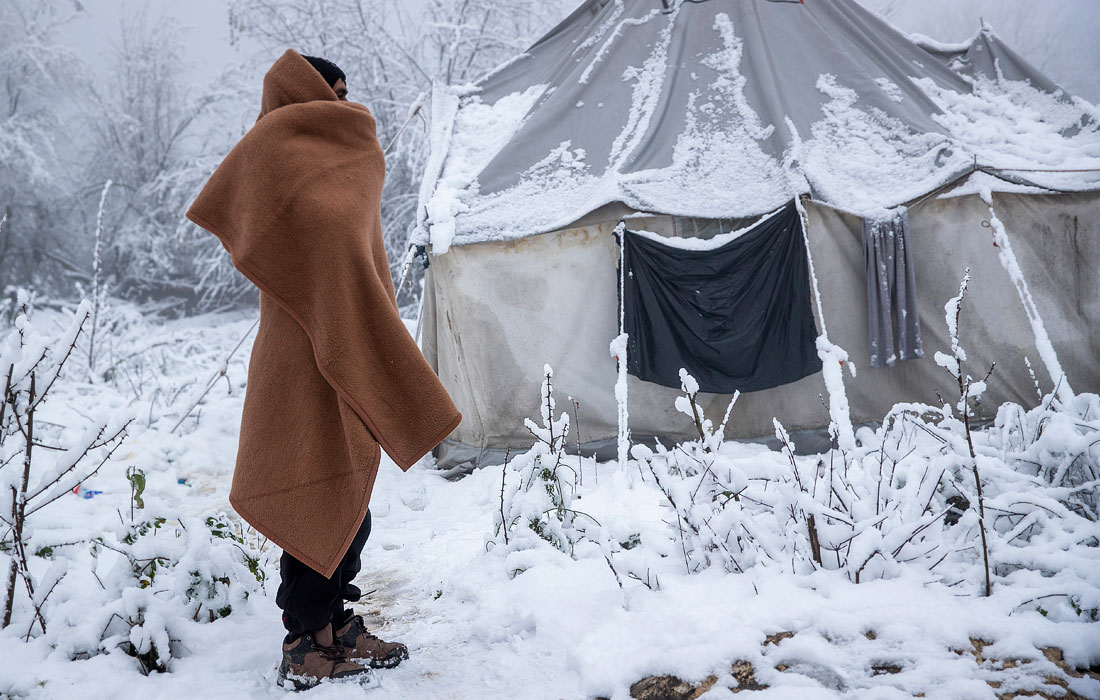 Снег и дождь обрушились на лагерь беженцев Вучжак в Боснии и Герцеговине. В этот лагерь на северо-западе страны приходят те, кто был остановлен в Греции, Северной Македонии, Болгарии, Сербии и Черногории.