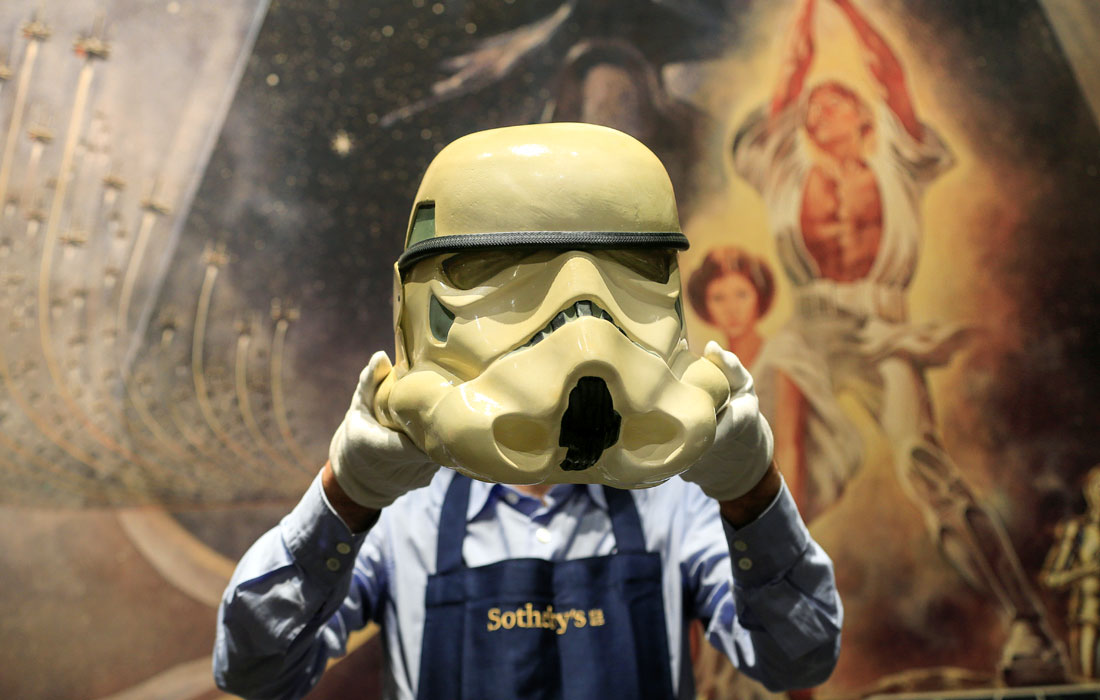 Аукционный дом Sotheby's представил предметы со съемок "Звездных войн". Прототип шлема имперского штурмовика, созданный для первого фильма в 1976 году, был оценен в £30 000–60 000.