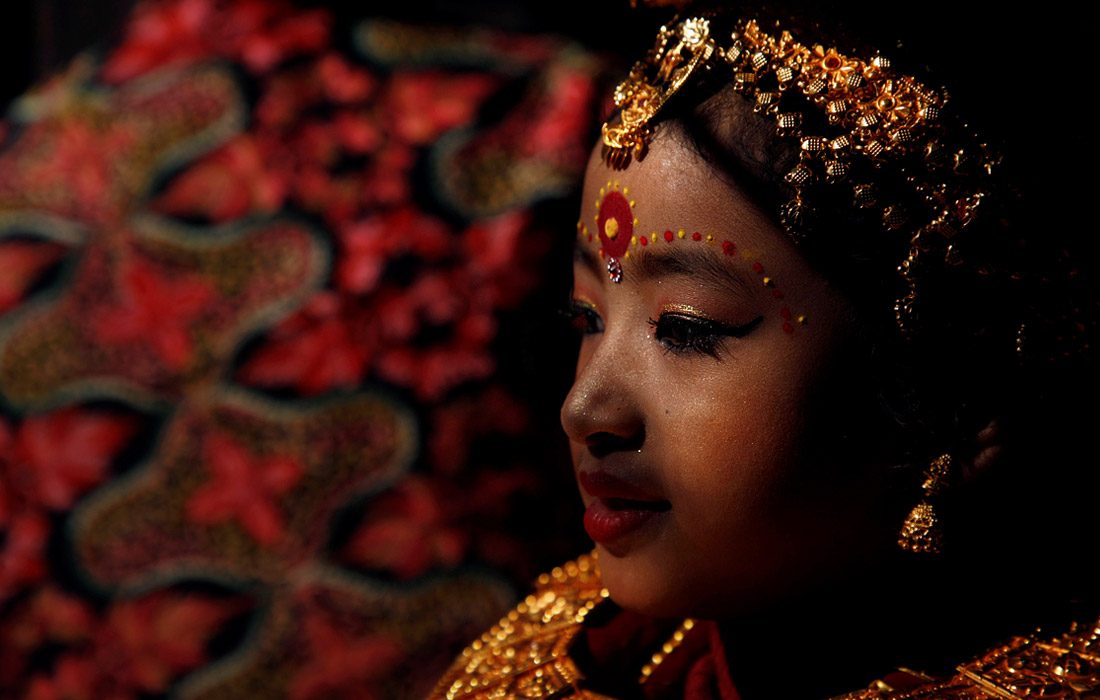 Девочка народности Невари принимает участие в символический церемонии бракосочетания с бессмертным божеством в Бхактапуре, Непал