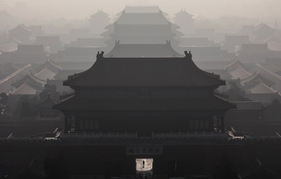 Густой смог окутал китайскую столицу