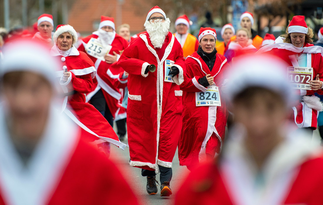 В преддверии зимних праздников по всему миру прошли благотворительные забеги Санта-Клаусов. На фото: участники забега в немецком Михендорфе.