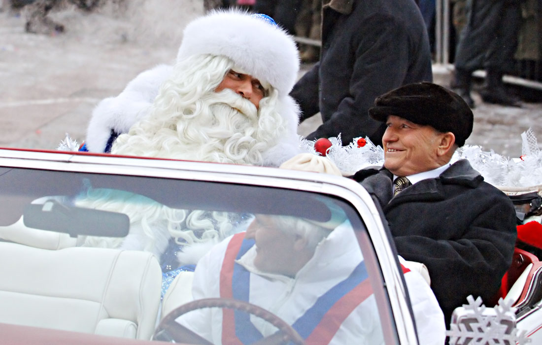 Юрий Лужков и Дед Мороз, прибывший в столицу из Великого Устюга, во время торжественной встречи на Манежной площади. 2005 год.