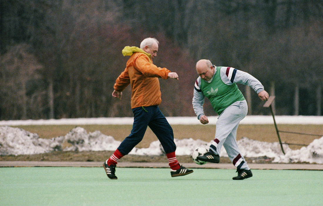 Юрий Лужков во время игры в футбол. 1992 год.