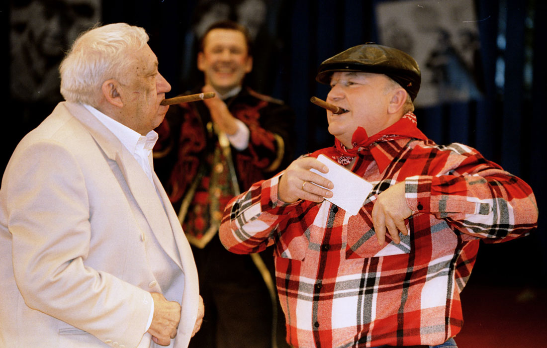 Юрий Никулин и мэр Москвы Юрий Лужков во время вечера, посвященного 75-летию артиста в цирке на Цветном бульваре. 1996 год.