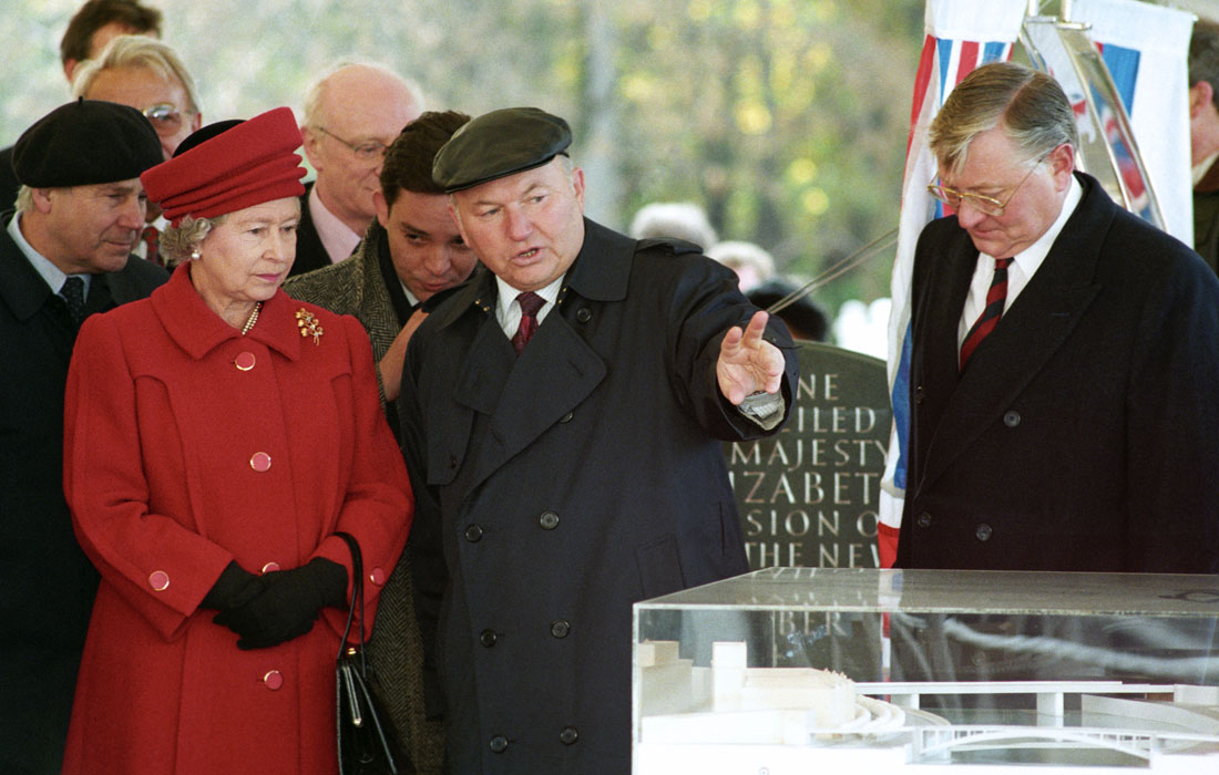 Мэр Москвы представляет королеве Великобритании Елизавете II макет нового здания британского посольства. 1994 год.