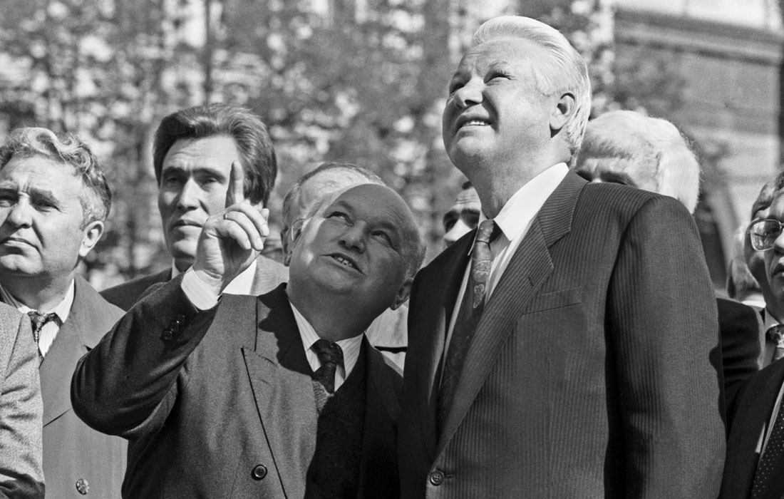 Борис Ельцин и Юрий Лужков во время открытия праздника у Моссовета. 1993 год.