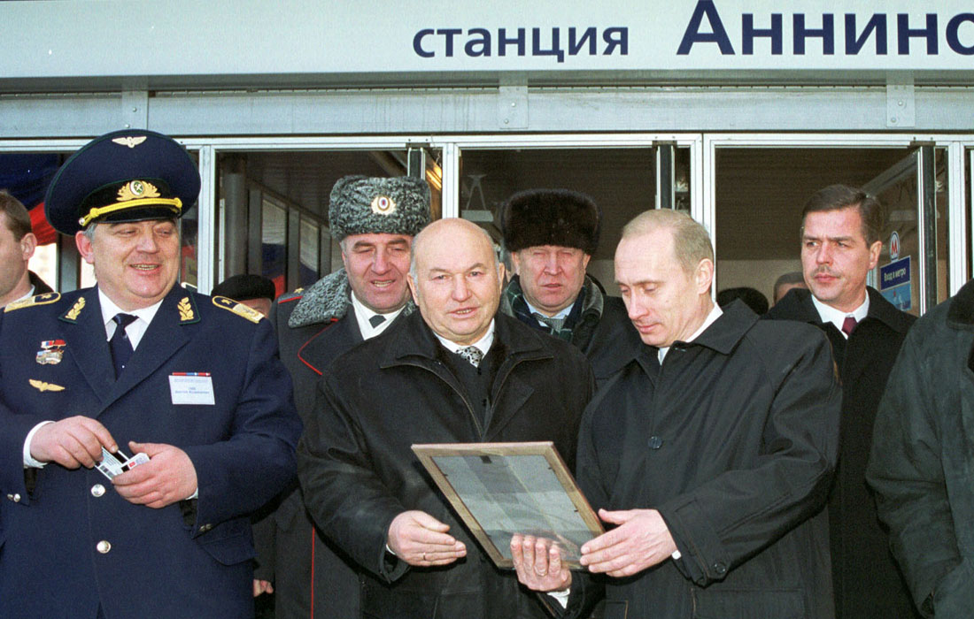 Президент РФ Владимир Путин и мэр Москвы Юрий Лужков на церемонии открытия станции московского метрополитена "Аннино" в Южном Чертаново. 2001 год.