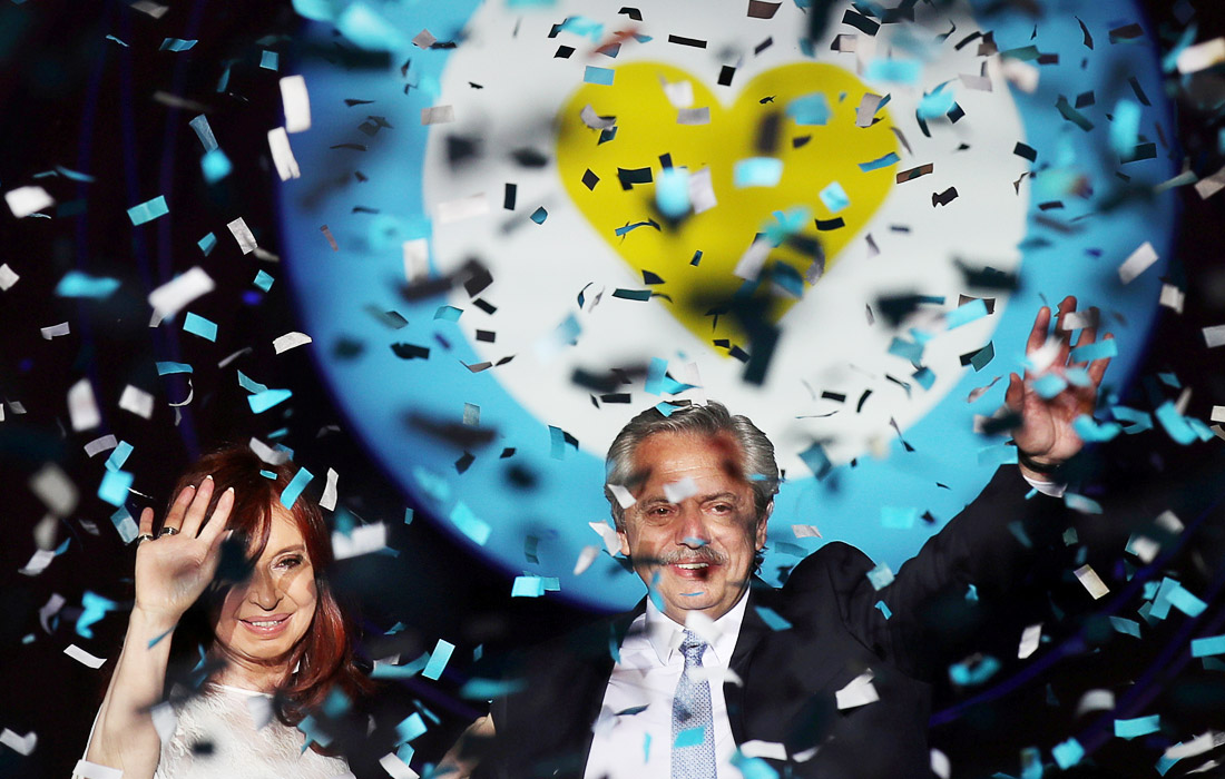 В Буэнос-Айресе состоялась церемония инаугурации нового президента Аргентины - Альберто Фернандеса. Экс-президент Аргентины Кристина Фернандес де Киршнер (на фото слева) стала новым вице-президентом государства.