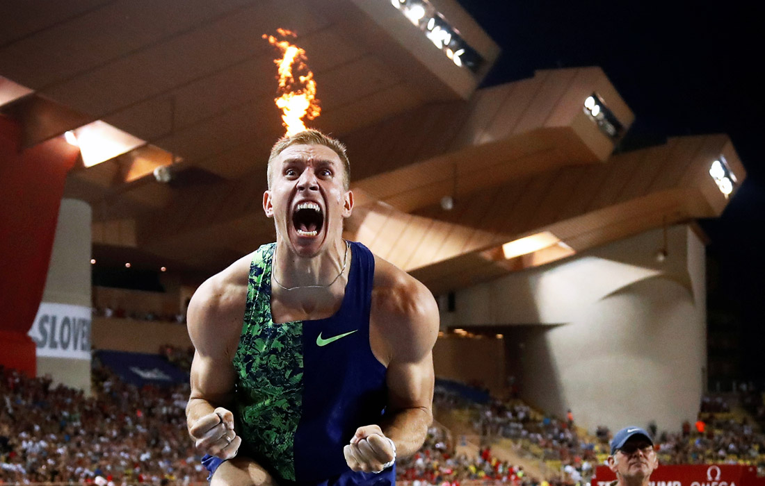 Польский прыгун с шестом Петр Лисек празднует победу на девятом этапе "Бриллиантовой лиги" в Монако. 12 июля.