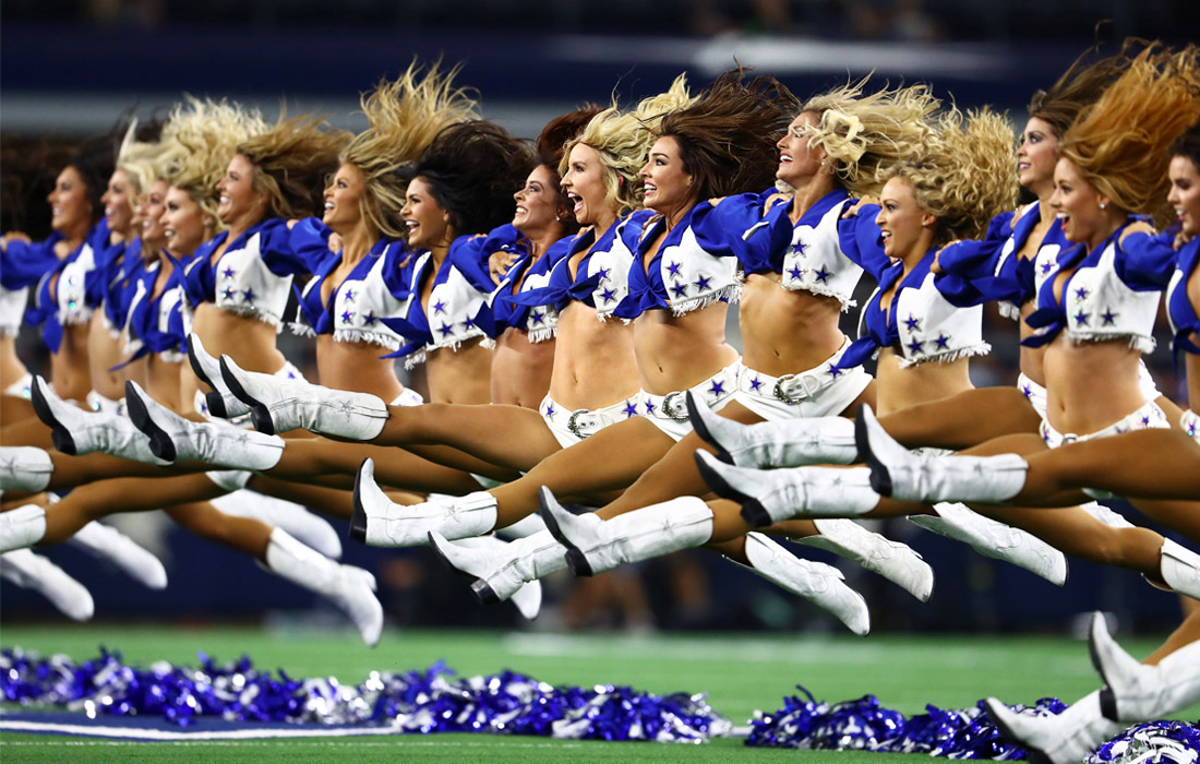 Чирлидеры Dallas Cowboys выступают перед игрой в Техасе, США. 24 августа.
