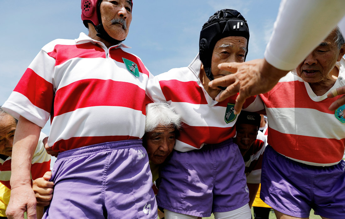 Пожилые игроки в регби тренируются перед матчем в Кумагая, Япония. 2 сентября.
