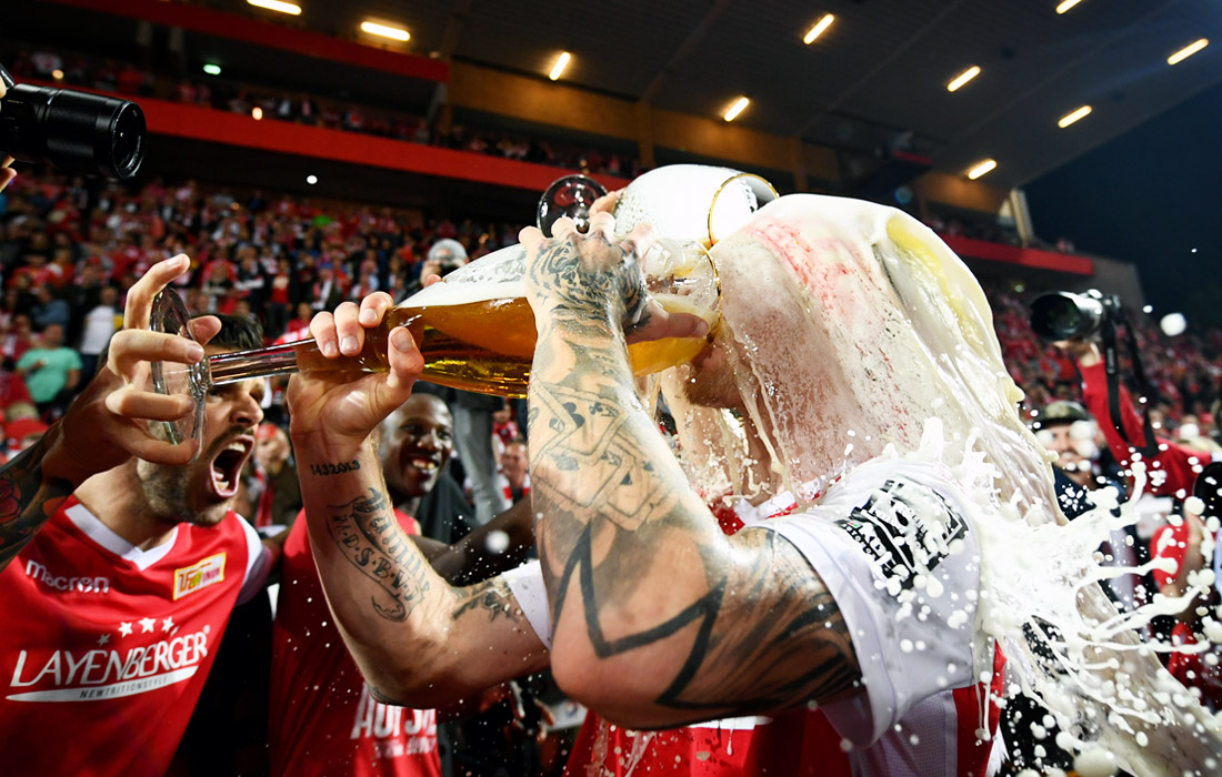 Футболисты "Унион Берлин" празднуют успех в противостоянии со "Штутгартом" за право остаться в Бундеслиге - Берлин, Германия. 27 мая.