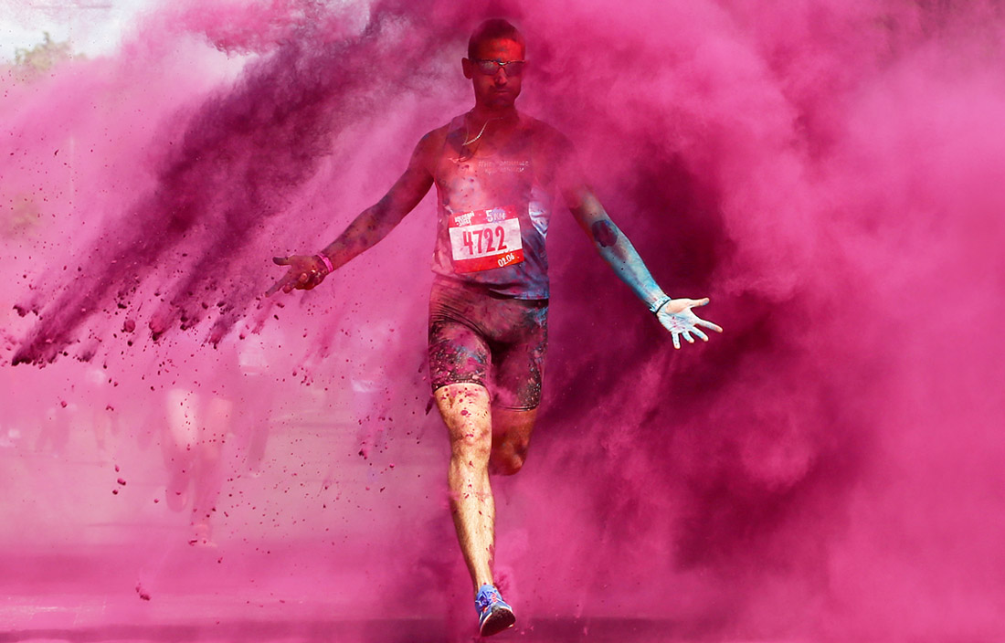 Участник Красочного забега в Москве. 2 июня.