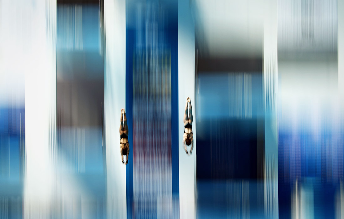 Канадские спортсмены исполняют прыжок в воду на чемпионате мира по водным видам спорта в Южной Корее. 14 июля.