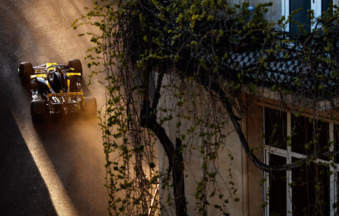 Австралийский гонщик "Формулы-1" Даниэль Риккардо в составе команды Renault на трассе в Баку. 27 апреля.