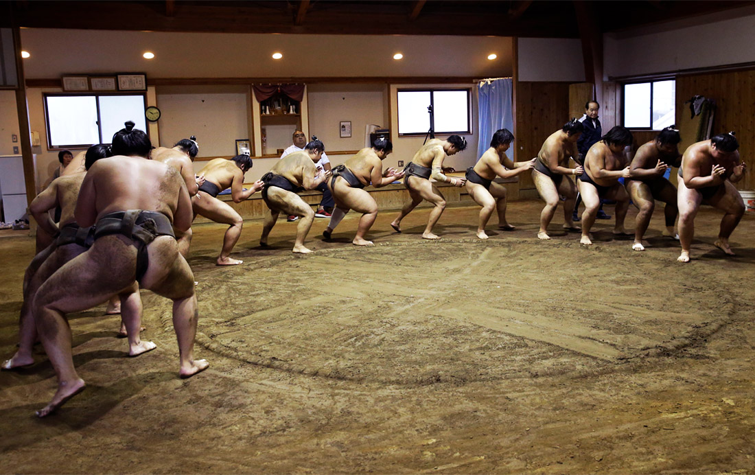 Занятия борьбой сумо в городе Беппу, Япония. 18 октября.