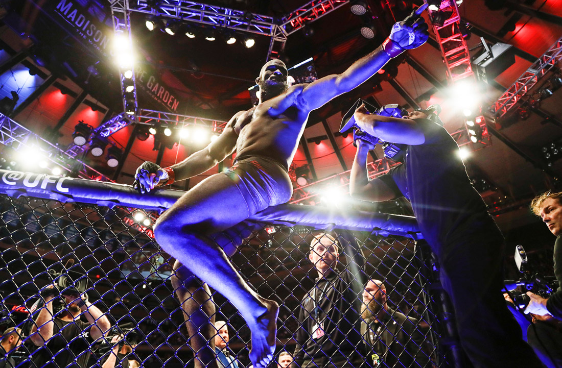 Американский боец смешанных единоборств Кори Андерсон празднует победу над бразильцем Джонни Уокером на турнире UFC 244 в Нью-Йорке. 3 ноября.