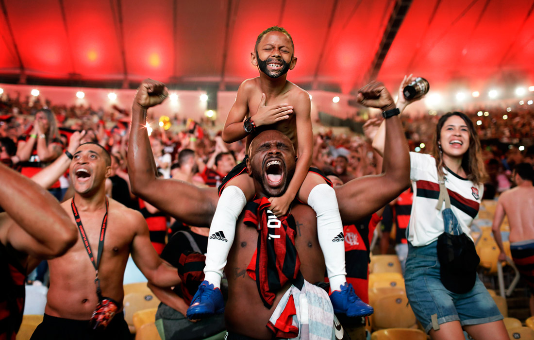 Фанаты "Фламенго" празднуют победу команды, которая впервые за 38 лет выиграла Кубок Либертадорес по футболу. Рио-де-Жанейро. Бразилия. 24 ноября.