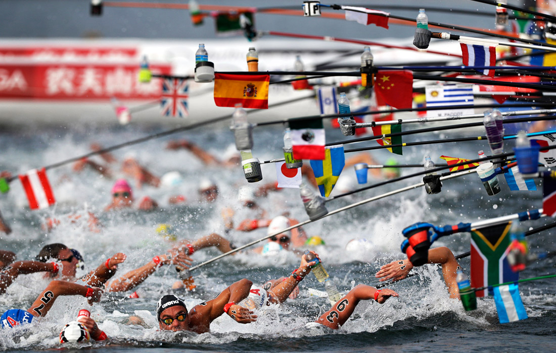 Заплыв на 10 километров на открытой воде среди мужчин в Йосу, Южная Корея. 16 июля.