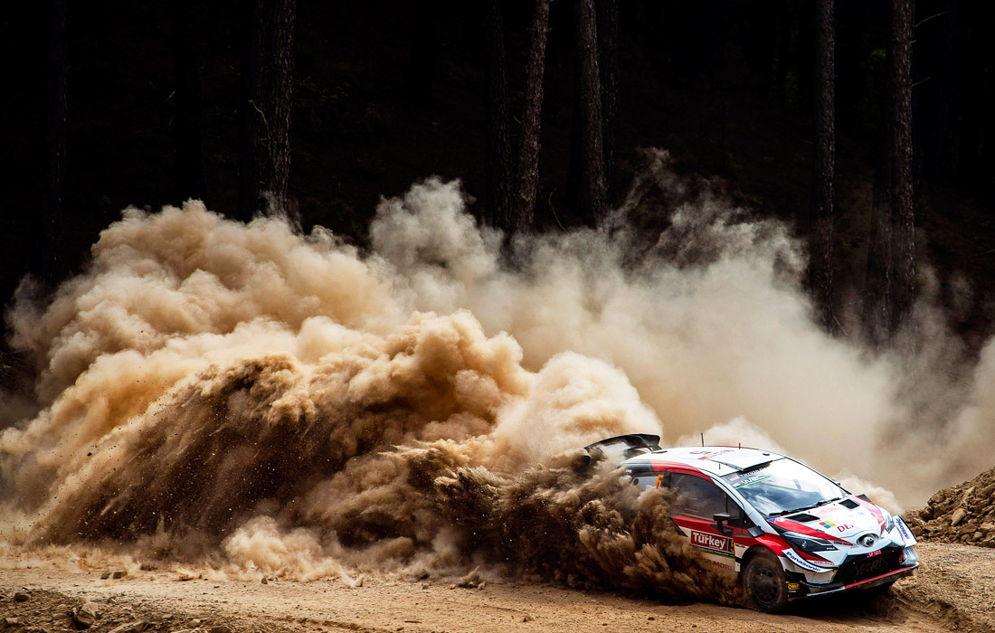 Британский пилот Крис Мик за рулем Toyota Yaris WRC во время чемпионата мира по ралли в Мармарисе, Турция. 13 cентября