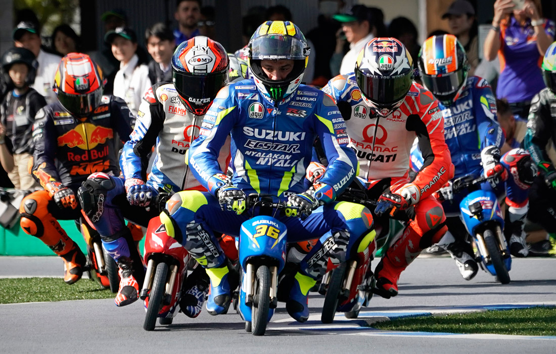 Гонщики MotoGP во время заезда на мини-байках в Мотеги, Япония. 17 октября.