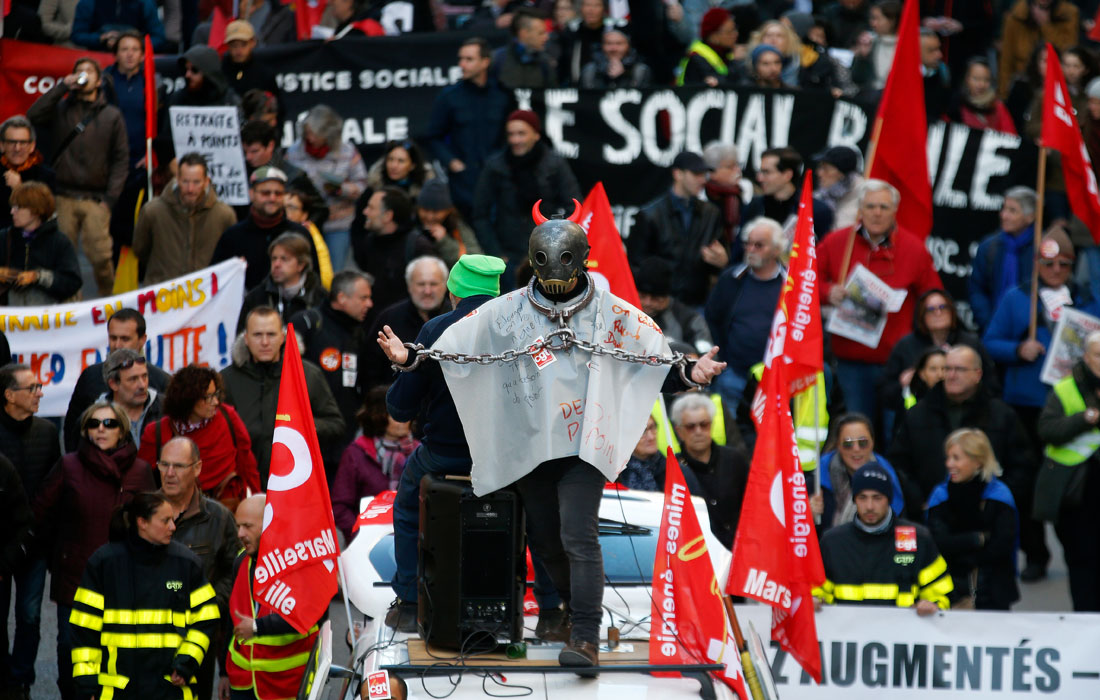Во Франции восьмой день подряд профсоюзы и рабочие бастуют против планов правительства по реформированию пенсионной системы. Активистов не устраивают планы властей отменить привилегии для некоторых профессий.