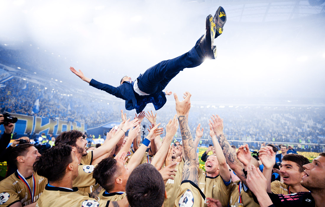 4 мая клуб "Зенит" стал пятикратным чемпионом России по футболу. Петербургская команда за три тура до финиша чемпионата досрочно обеспечила себе золото. К триумфу футболистов "Зенита" привел главный тренер Сергей Семак: бывший игрок команды возглавил ее весной 2018 года. На фото: церемония награждения "Зенита" золотыми медалями и кубком чемпиона России.