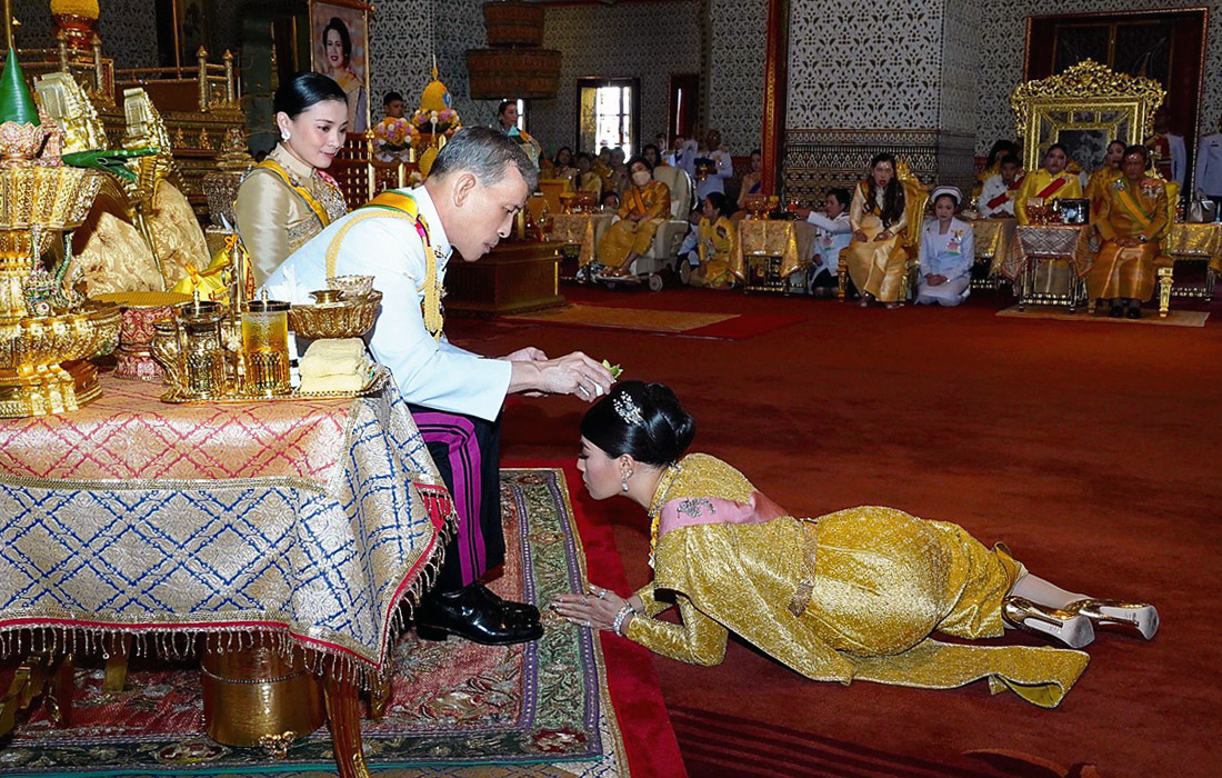 4 мая в Бангкоке прошла церемония коронации нового правителя Махи Вачиралонгкорна, занявшего престол в 2016 году после смерти своего отца. Он принял королевский титул в возрасте 64 лет. За несколько дней до своей коронации Рама Х женился на давней возлюбленной, главе своей охраны Сутхиде Вачиралонгкорн (на фото) и дал ей титул королевы.